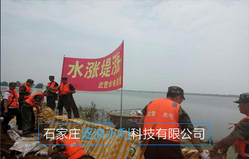 逐浪防汛抗洪應急折疊式堵水墻救援現(xiàn)場